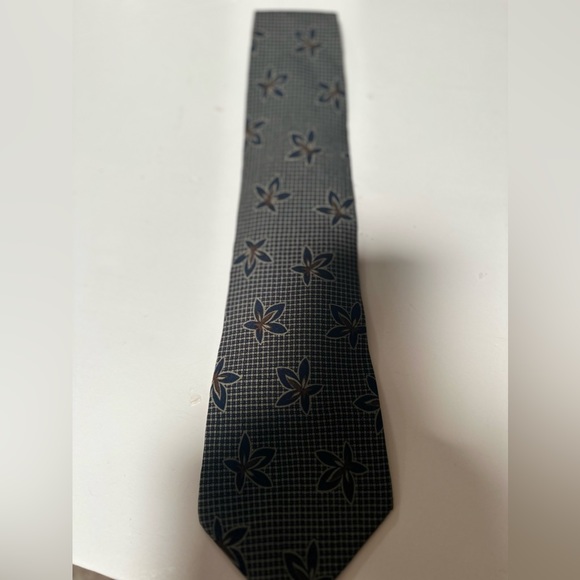 EUC 6 Men’s Ties. All 100% silk. Assorted Brands. Excellent Condition. - Picture 9 of 10